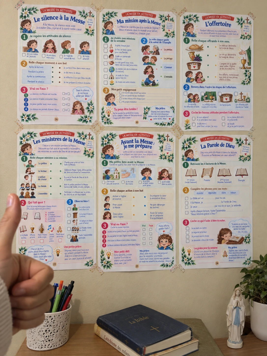 Plusieurs fiches de catéchèse exposées au mur
